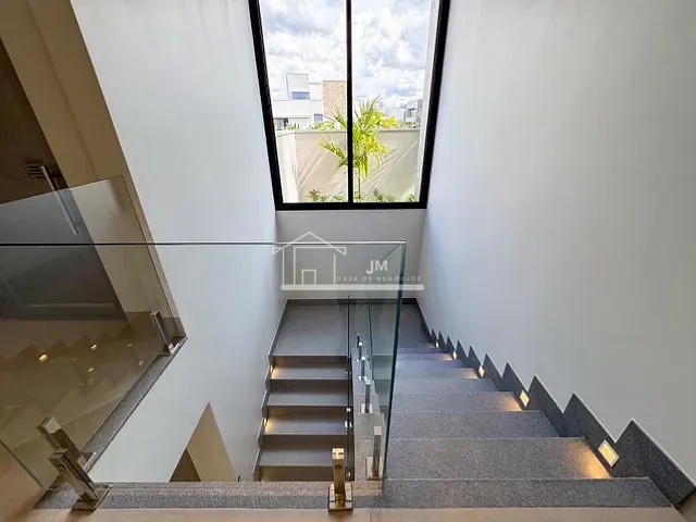 Casa com 480m² 4 quartos e 5 banheiros, à venda, no bairro Granja Marileusa em Uberlândia