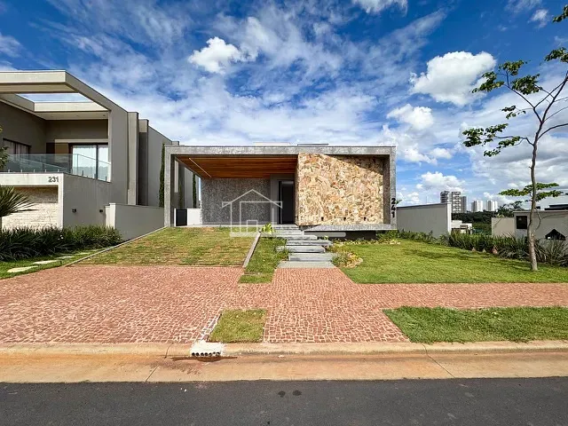 Casa com 480m² 4 quartos e 5 banheiros, à venda, no bairro Granja Marileusa em Uberlândia