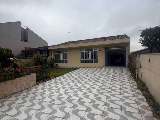 Casa com 440m² 4 quartos e 3 banheiros, à venda, no bairro Capão Raso em Curitiba