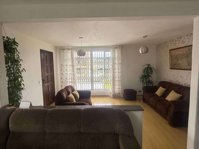 Casa com 440m² 4 quartos e 3 banheiros, à venda, no bairro Capão Raso em Curitiba