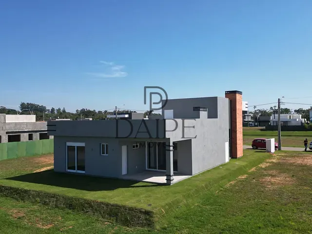 Casa com 300m² 3 quartos e 4 banheiros, à venda, no bairro Centro em Torres