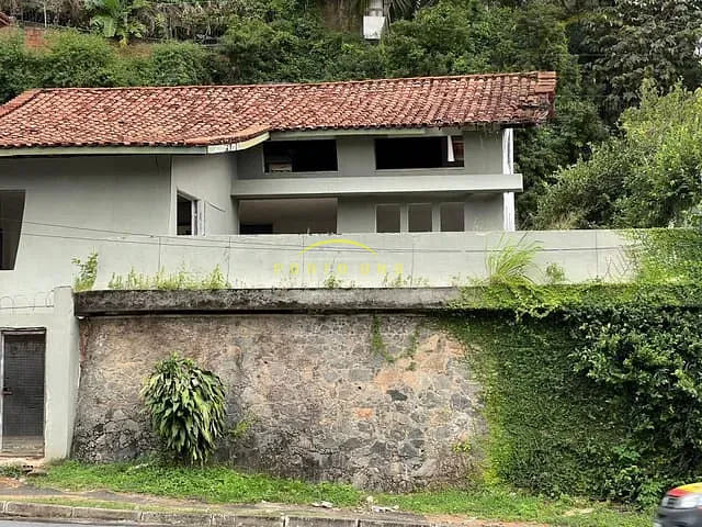 Casa com 582m², para alugar, no bairro Caminho das Árvores em Salvador
