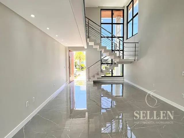 Casa 4 quartos e 4 banheiros, à venda, no bairro Santa Regina em Camboriú