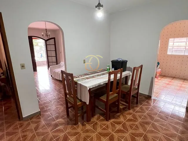 Casa com 360m² 4 quartos e 2 banheiros, à venda ou para alugar, no bairro Jardim Valença em Valença