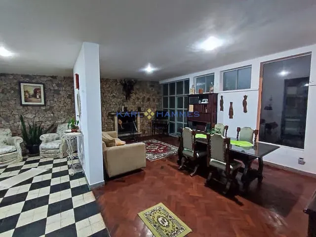 Casa 3 quartos e 2 banheiros, à venda, no bairro Simeria em Petrópolis