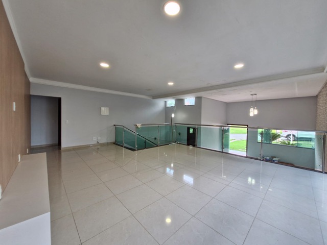 Casa com 450m² 4 quartos e 5 banheiros, à venda, no bairro Condomínio do Lago 1ª Etapa em Goiânia