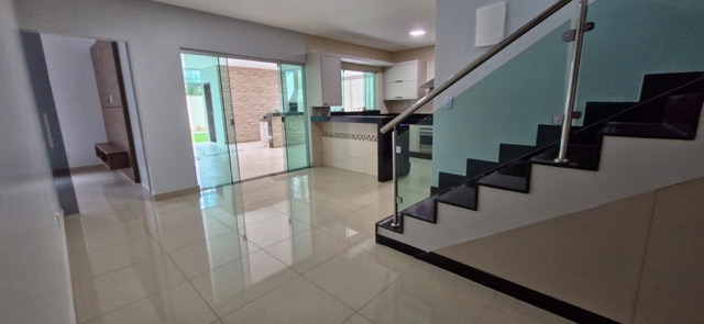 Casa com 450m² 4 quartos e 5 banheiros, à venda, no bairro Condomínio do Lago 1ª Etapa em Goiânia