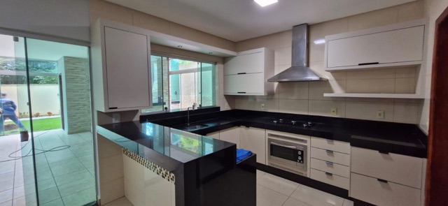 Casa com 450m² 4 quartos e 5 banheiros, à venda, no bairro Condomínio do Lago 1ª Etapa em Goiânia