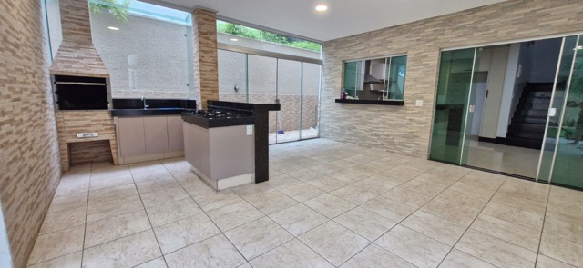 Casa com 450m² 4 quartos e 5 banheiros, à venda, no bairro Condomínio do Lago 1ª Etapa em Goiânia