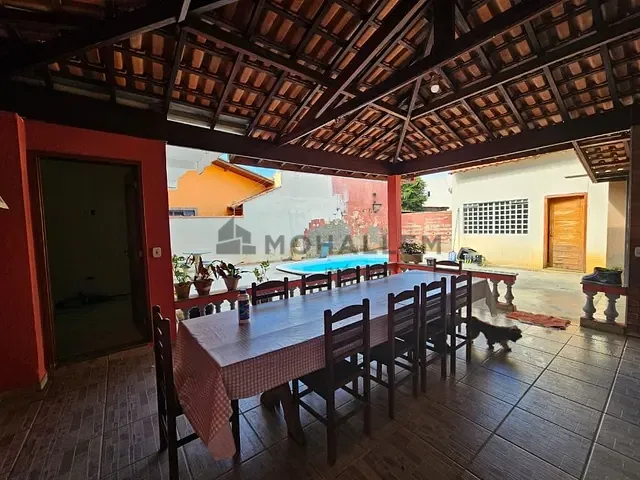 Casa com 328m² 5 quartos e 2 banheiros, à venda, no bairro Centro em Piranguinho