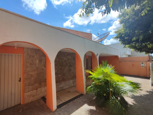 Casa 3 quartos e 3 banheiros, à venda ou para alugar, no bairro Centro em Fernandópolis