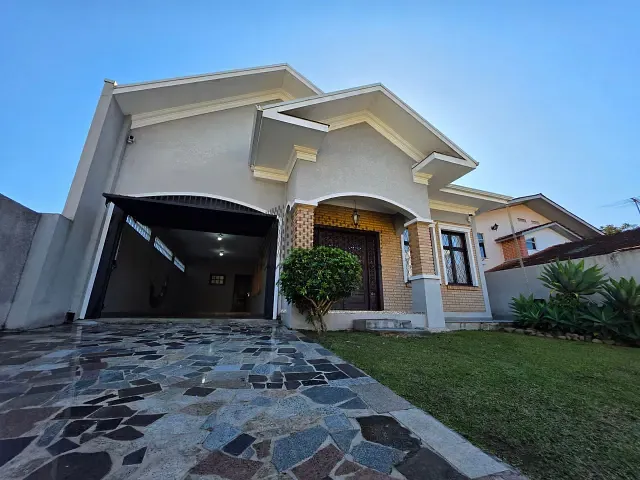 Casa com 576m² 3 quartos e 4 banheiros, à venda ou para alugar, no bairro Centro em São José dos Pinhais