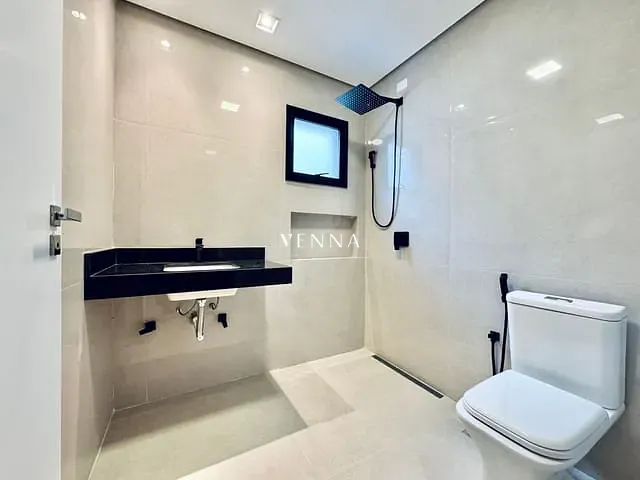 Casa 3 quartos e 5 banheiros, à venda, no bairro Conjunto Habitacional Alexandre Urbanas em Londrina