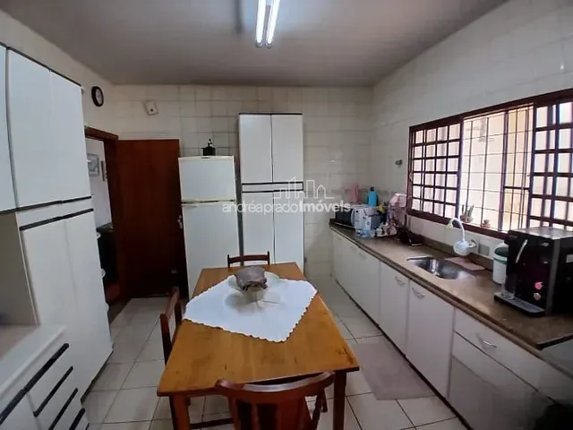 Casa com 360m² 3 quartos e 2 banheiros, à venda, no bairro Jardim Vilas Boas em Londrina
