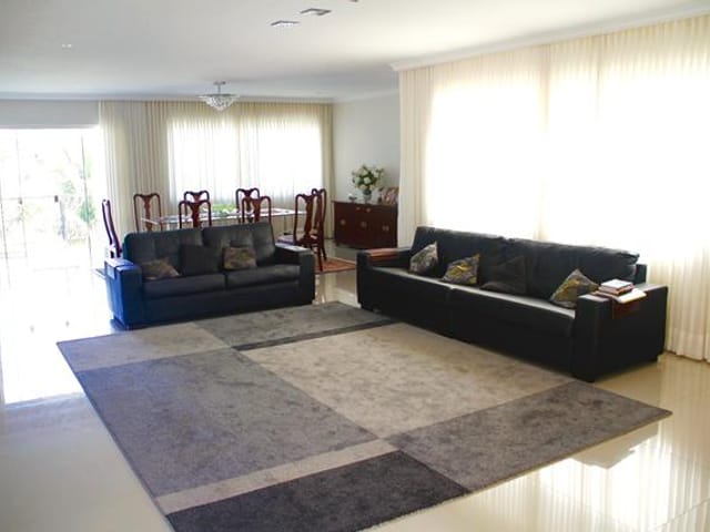 Casa com 737m² 4 quartos e 6 banheiros, à venda, no bairro Alphaville Flamboyant Residencial Araguaia em Goiânia