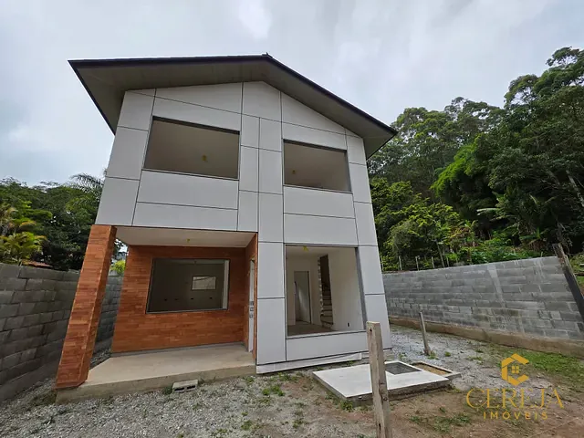Casa com 106m² 2 quartos e 3 banheiros, à venda, no bairro Granja Spinelli em Nova Friburgo