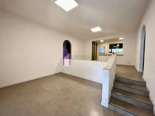 Casa com 800m² 4 quartos e 2 banheiros, à venda, no bairro Itaipu em Niterói