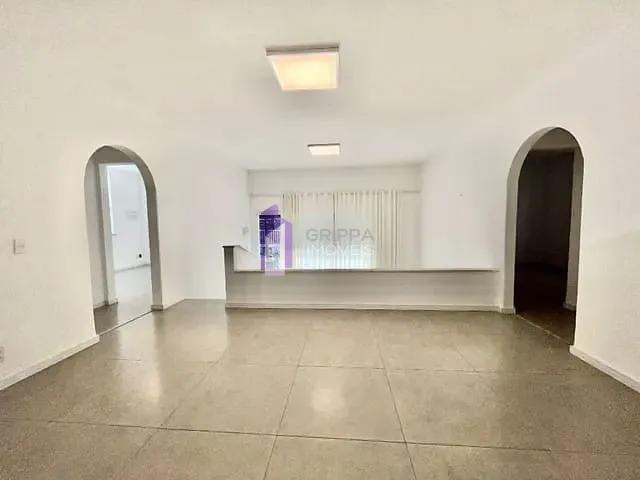 Casa com 800m² 4 quartos e 2 banheiros, à venda, no bairro Itaipu em Niterói