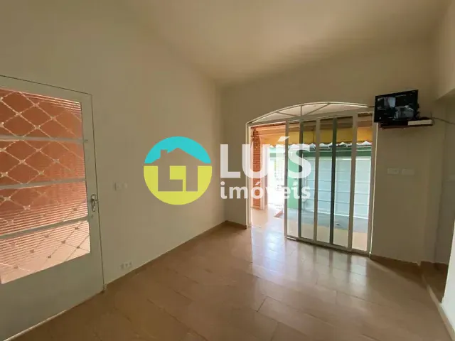 Casa 3 quartos e 4 banheiros, para alugar, no bairro Centro em Guaranésia