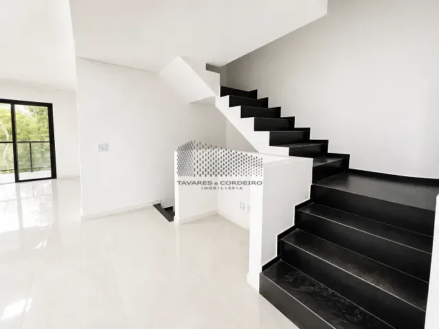 Casa com 223m² 4 quartos e 4 banheiros, para alugar, no bairro Santa Cândida em Curitiba