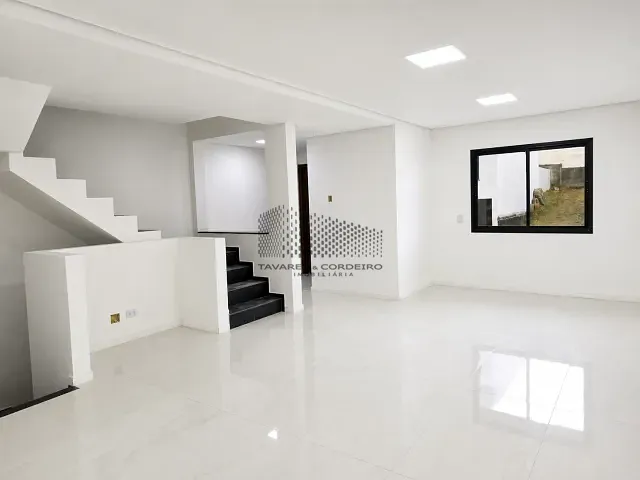 Casa com 223m² 4 quartos e 4 banheiros, para alugar, no bairro Santa Cândida em Curitiba