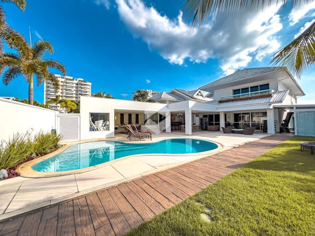 Casa com 970m² 6 quartos e 8 banheiros, à venda, no bairro Barra da Tijuca em Rio de Janeiro