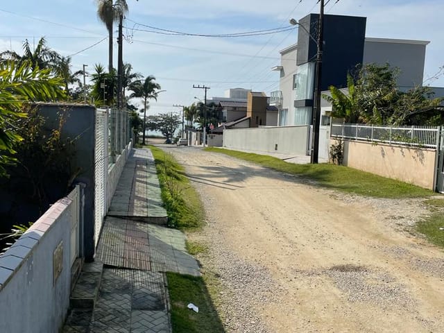Casa com 225m² 4 quartos e 2 banheiros, à venda, no bairro Praia Grande em Penha