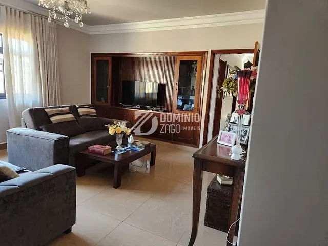Casa com 348m² 4 quartos e 1 banheiro, à venda, no bairro Jardim Alexandre Campos em Uberaba