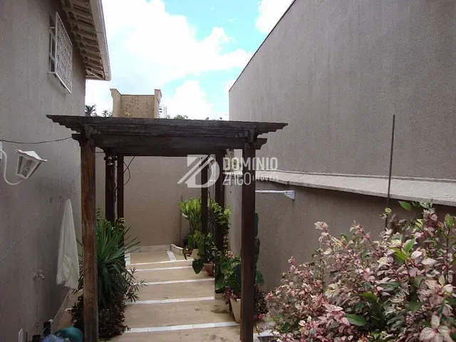 Casa com 348m² 4 quartos e 1 banheiro, à venda, no bairro Jardim Alexandre Campos em Uberaba