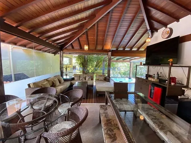 Casa com 2528m² 7 quartos e 10 banheiros, à venda, no bairro Itaipava em Petrópolis