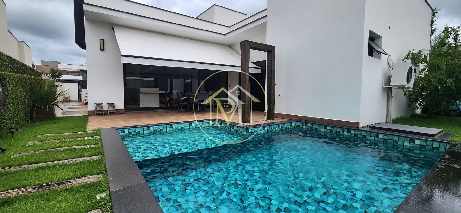 Casa à venda e aluguel com 3 quartos, 246m² - Foto 2