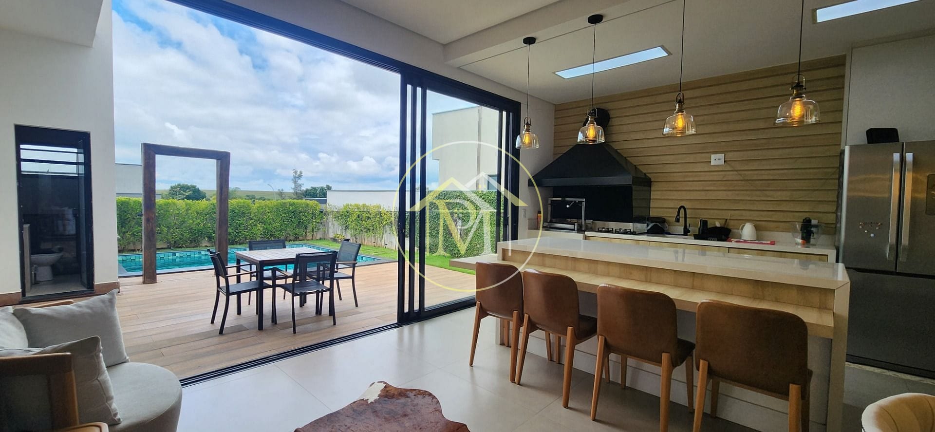 Casa à venda e aluguel com 3 quartos, 246m² - Foto 1