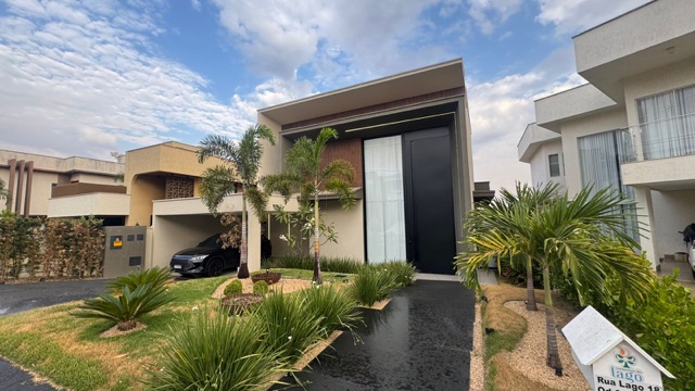 Casa com 565m² 4 quartos e 5 banheiros, à venda, no bairro Condomínio do Lago 1ª Etapa em Goiânia