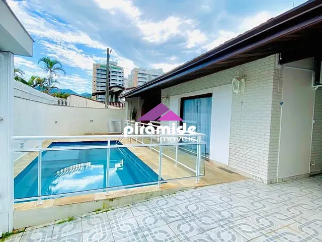 Casa 4 quartos e 3 banheiros, à venda, no bairro Indaiá em Caraguatatuba