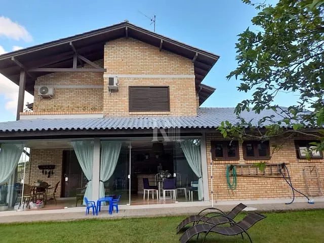 Casa com 714m² 4 quartos e 4 banheiros, à venda, no bairro Centro em Tijucas