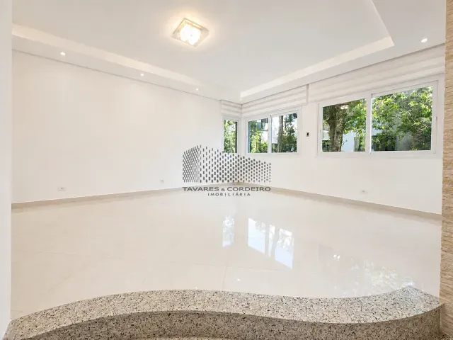 Casa com 370m² 5 quartos e 5 banheiros, para alugar, no bairro Campo Comprido em Curitiba