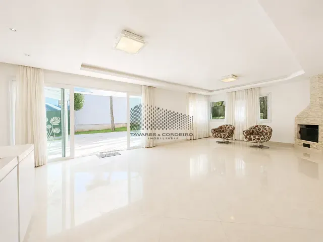 Casa com 370m² 5 quartos e 5 banheiros, para alugar, no bairro Campo Comprido em Curitiba