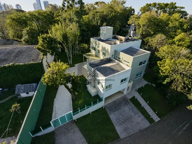Casa com 370m² 5 quartos e 5 banheiros, para alugar, no bairro Campo Comprido em Curitiba