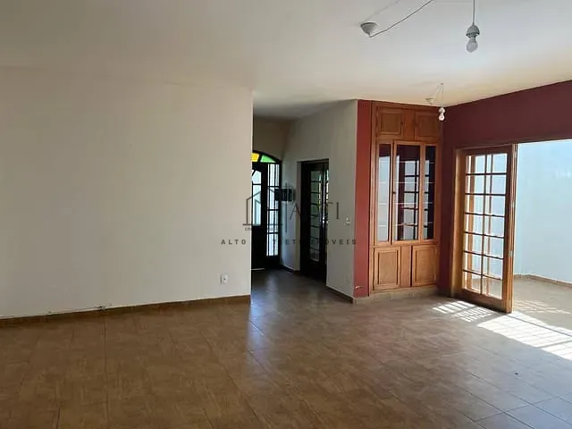 Casa com 675m² 3 quartos e 2 banheiros, à venda ou para alugar, no bairro Vila Oliveira em Mogi das Cruzes