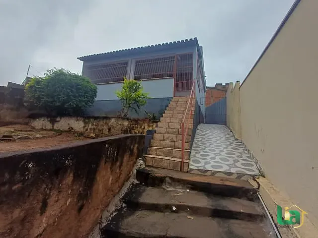Casa 3 quartos e 1 banheiro, para alugar, no bairro Barra em Muriaé