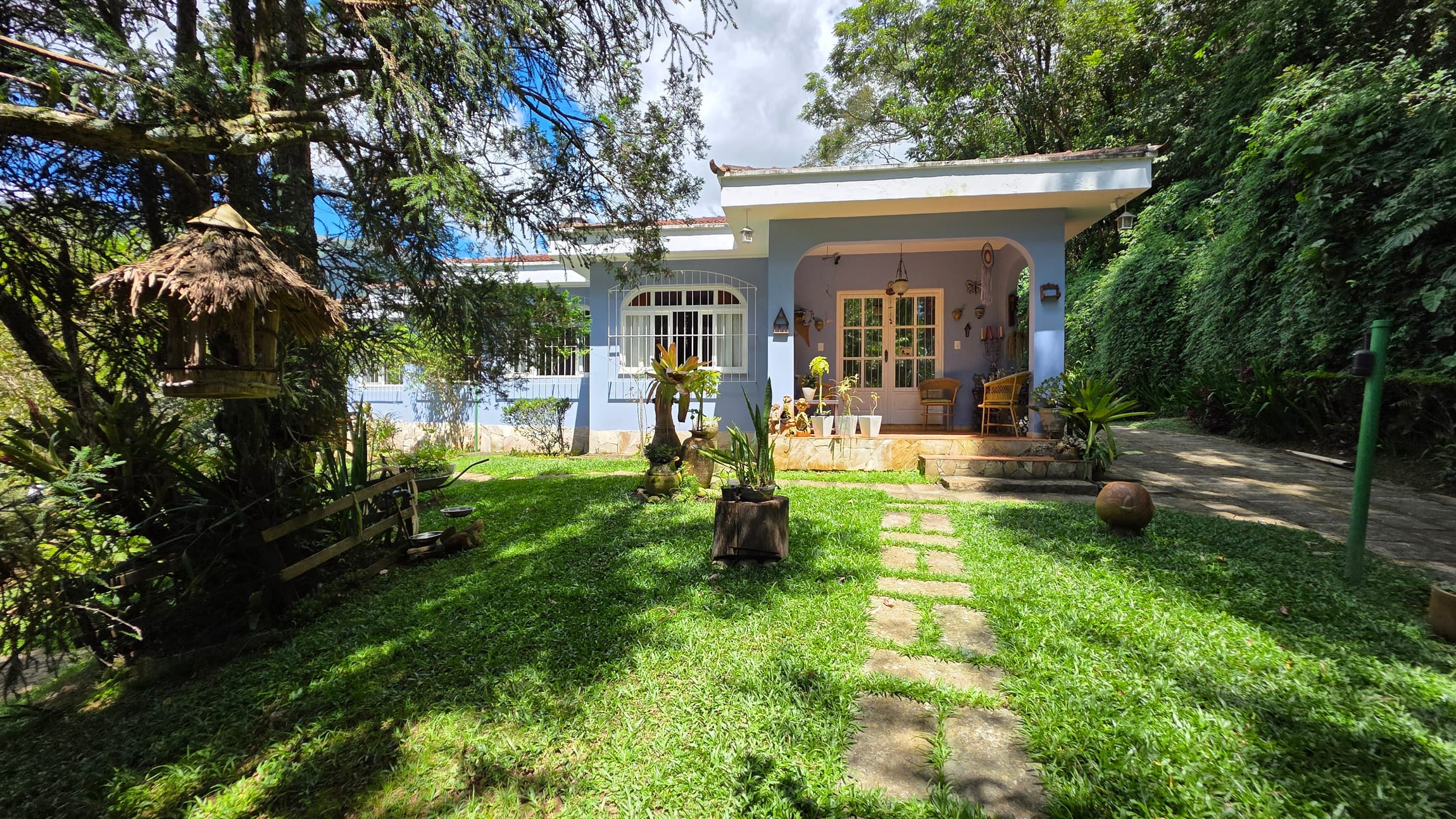 Casa linear com terreno de 1600m² na Cascatinha