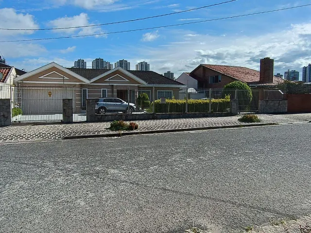 Casa 4 quartos e 6 banheiros, à venda, no bairro Jardim Botânico em Curitiba