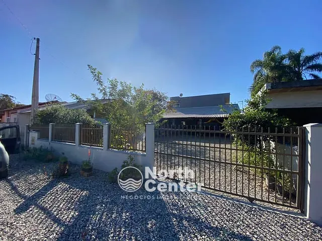 Casa com 240m² 2 quartos e 2 banheiros, à venda, no bairro Costeira em Balneário Barra do Sul