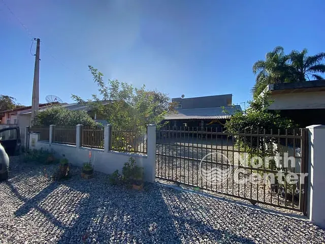 Casa com 240m² 2 quartos e 2 banheiros, à venda, no bairro Costeira em Balneário Barra do Sul