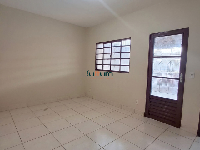 Casa com 360m² 3 quartos e 2 banheiros, para alugar, no bairro Jardim Luz em Aparecida de Goiânia