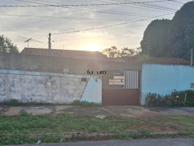 Casa com 360m² 3 quartos e 2 banheiros, para alugar, no bairro Jardim Luz em Aparecida de Goiânia