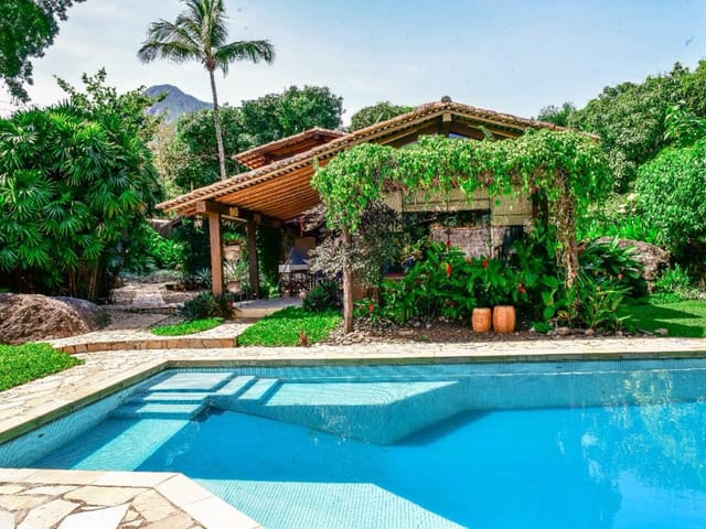 Casa com 790m² 5 quartos e 5 banheiros, à venda, no bairro Itaquanduba em Ilhabela