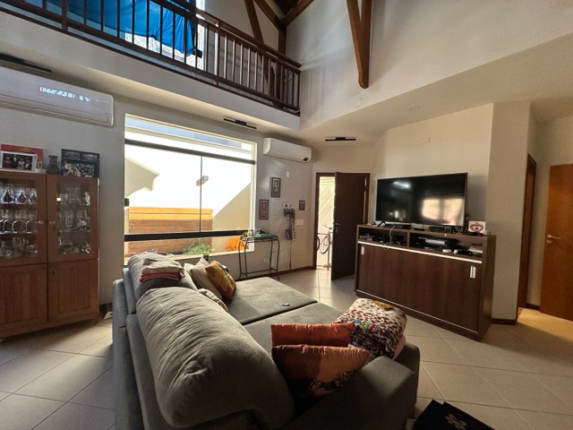 Casa com 555m² 3 quartos e 4 banheiros, à venda, no bairro Esperança em Londrina