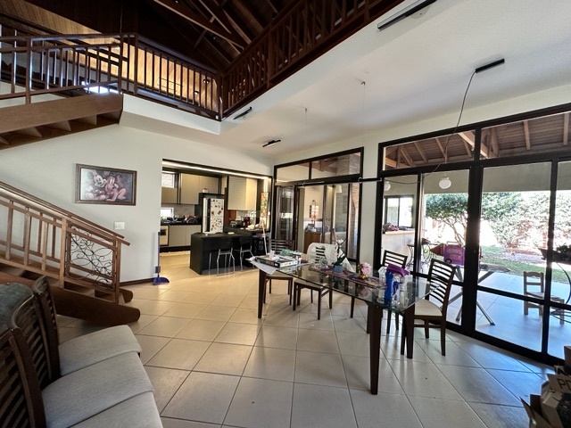 Casa com 555m² 3 quartos e 4 banheiros, à venda, no bairro Esperança em Londrina