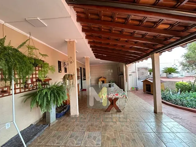 Casa com 703m² 3 quartos e 3 banheiros, à venda, no bairro Centro em Serrana